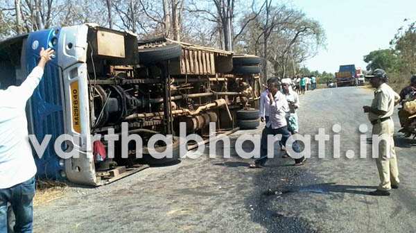 ಬೈಕ್ ಗೆ ಢಿಕ್ಕಿ ಹೊಡೆದು ಪಲ್ಟಿಯಾದ ಬಸ್!